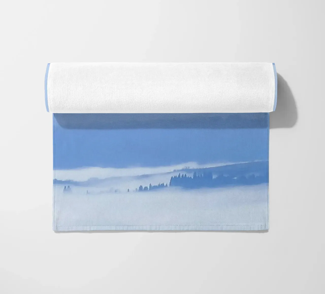 elevation clouds Strandtuch von Bleu