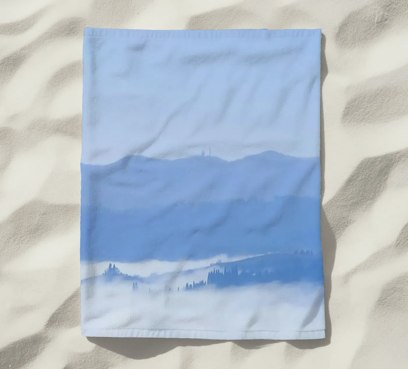 Höhenwolken Strandtuch von Bleu