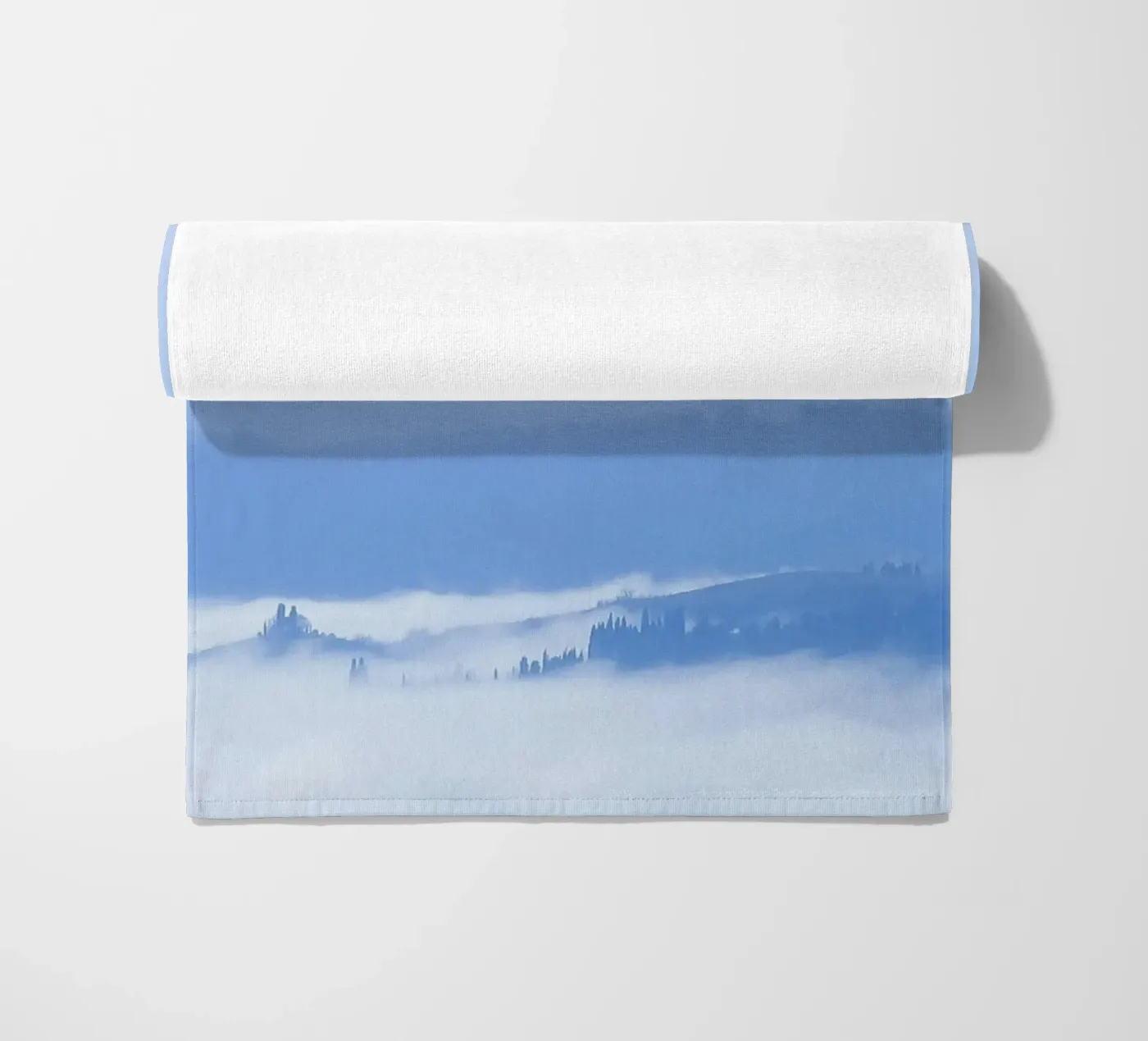 Höhenwolken Strandtuch von Bleu