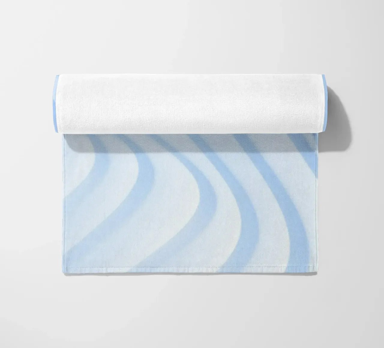 geschwungene Linien Strandtuch von Bleu