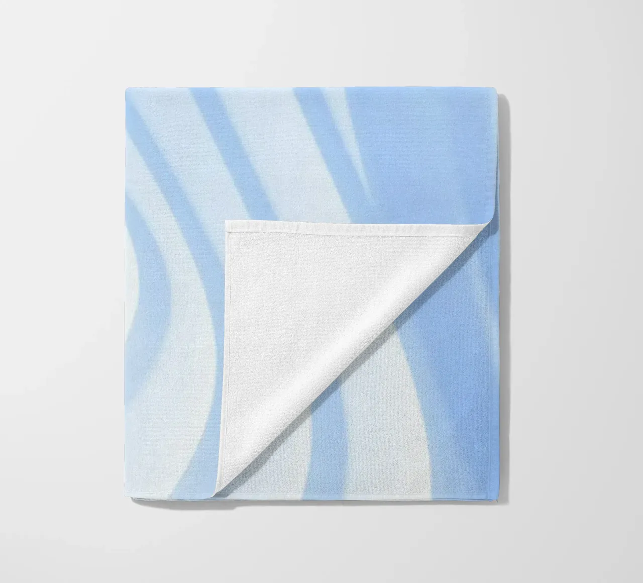 geschwungene Linien Strandtuch von Bleu