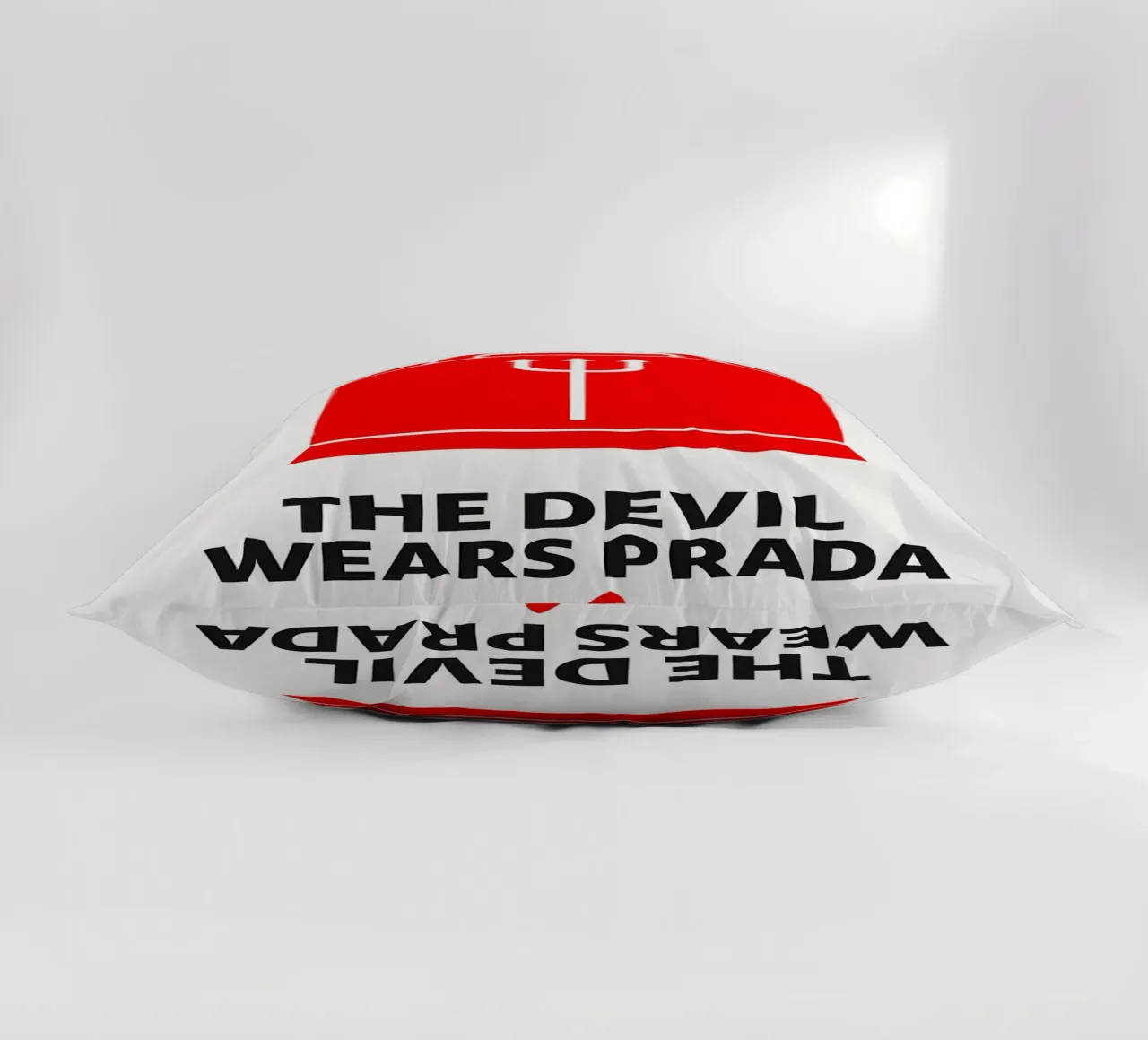 The Devil Wears Prada Print cuscino da MoviesArt