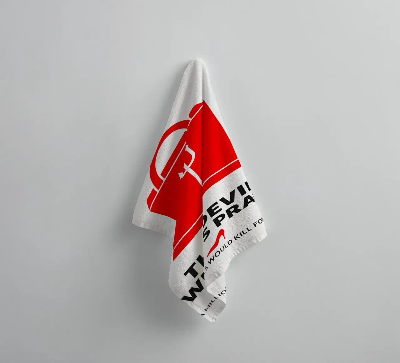 The Devil Wears Prada Print asciugamano da bagno da MoviesArt