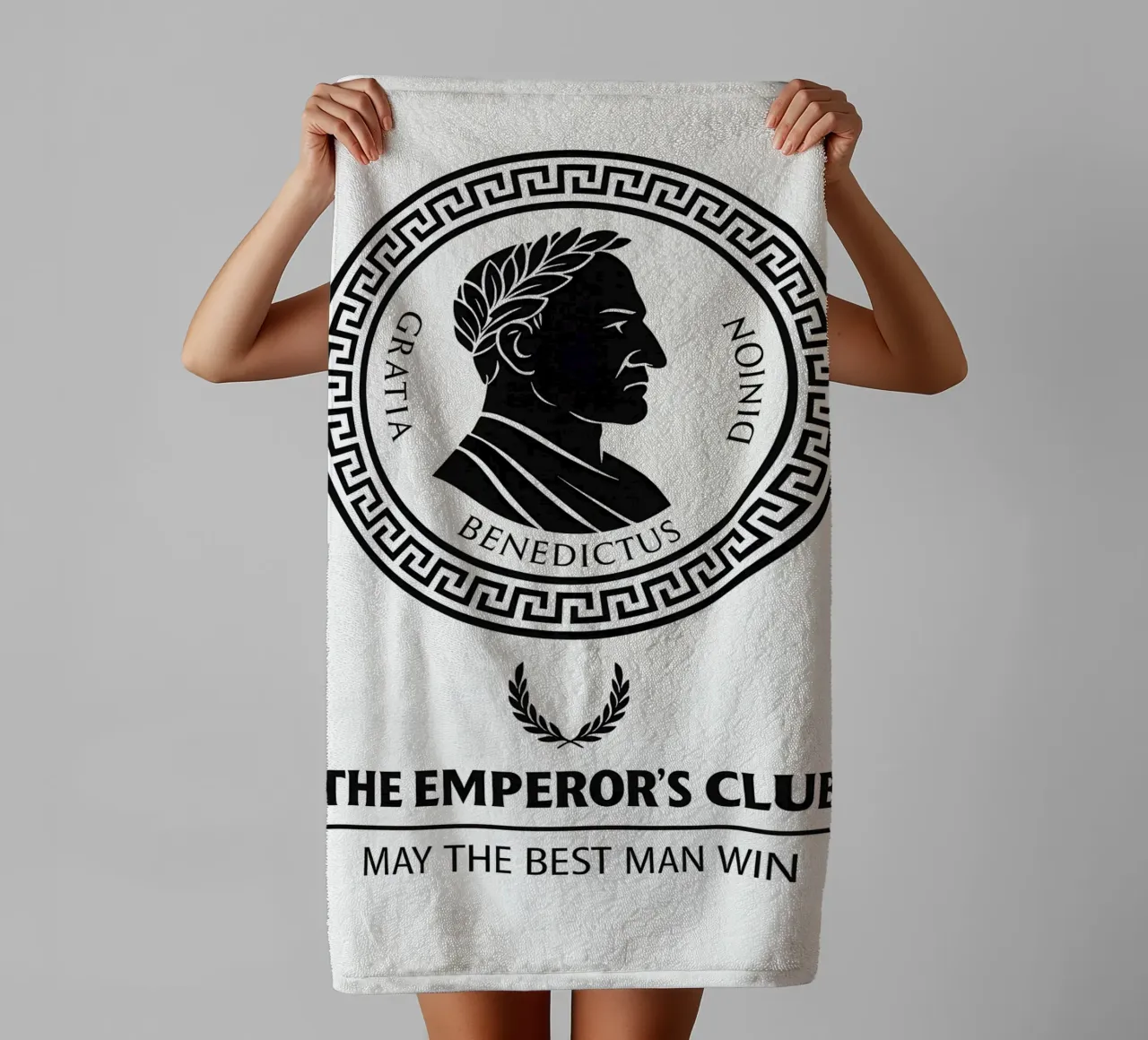 The Emperor’s Club Print asciugamano da bagno da MoviesArt