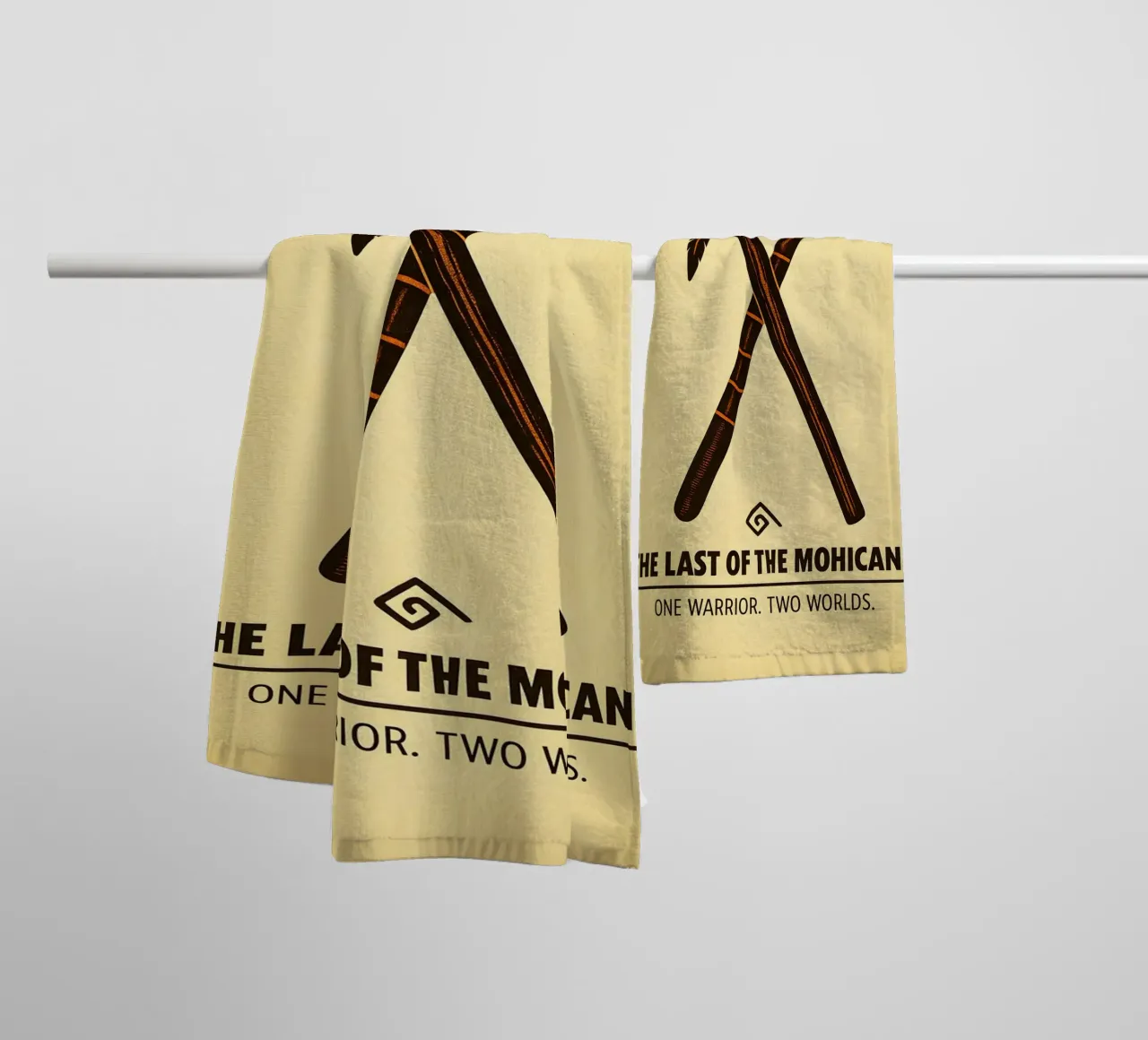 The Last Of The Mohicans Print asciugamano da bagno da MoviesArt