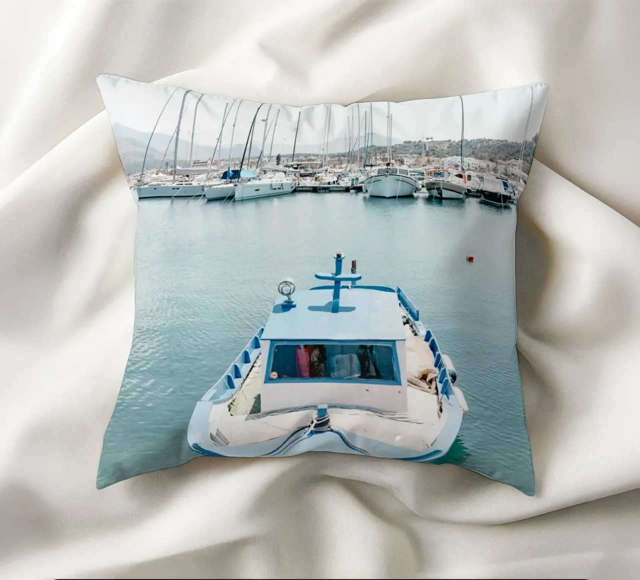 Boat in a port in Sicily cuscino da photolovers