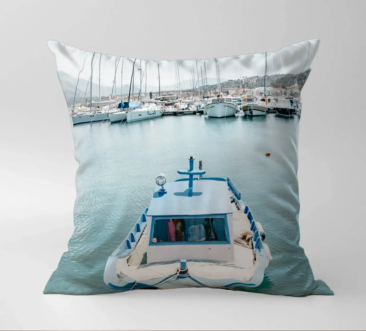 Boat in a port in Sicily cuscino da photolovers