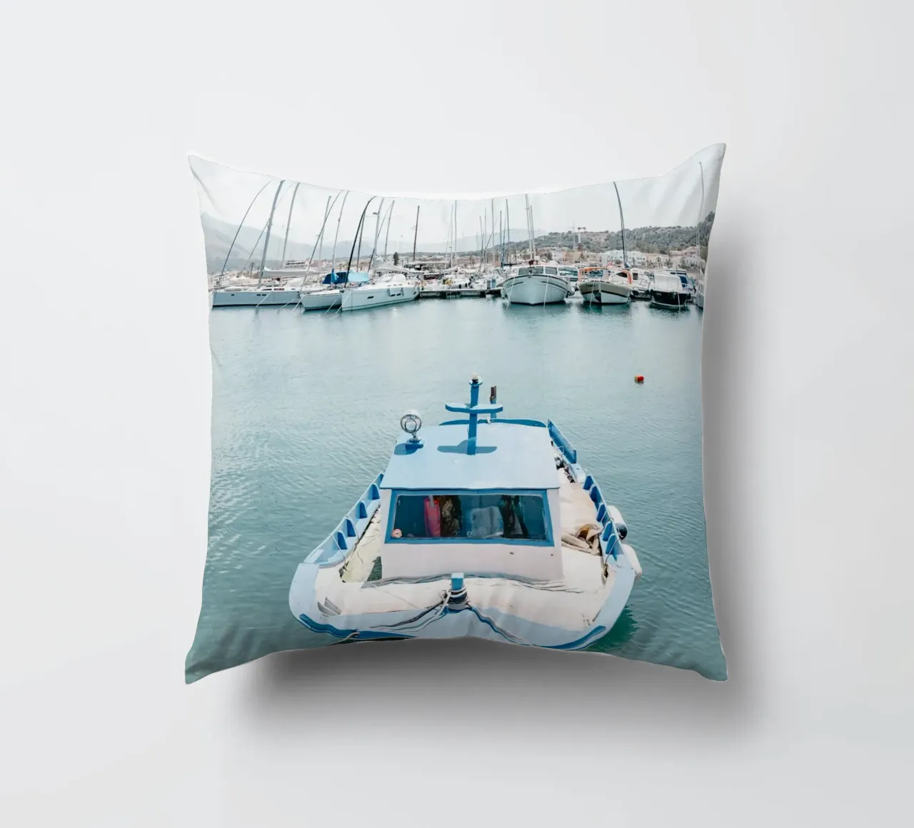 Boat in a port in Sicily cuscino da photolovers