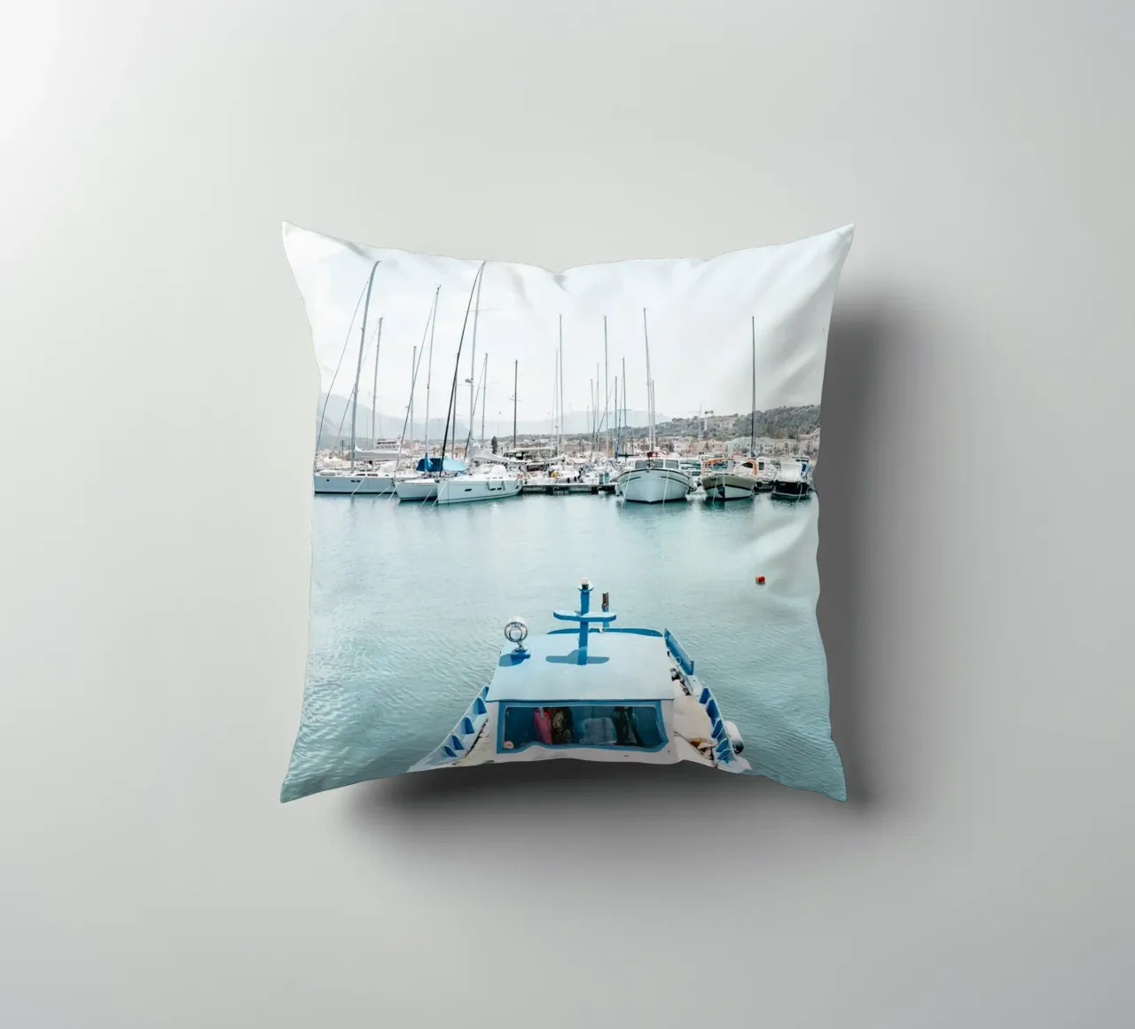 Boat in a port in Sicily cuscino da photolovers