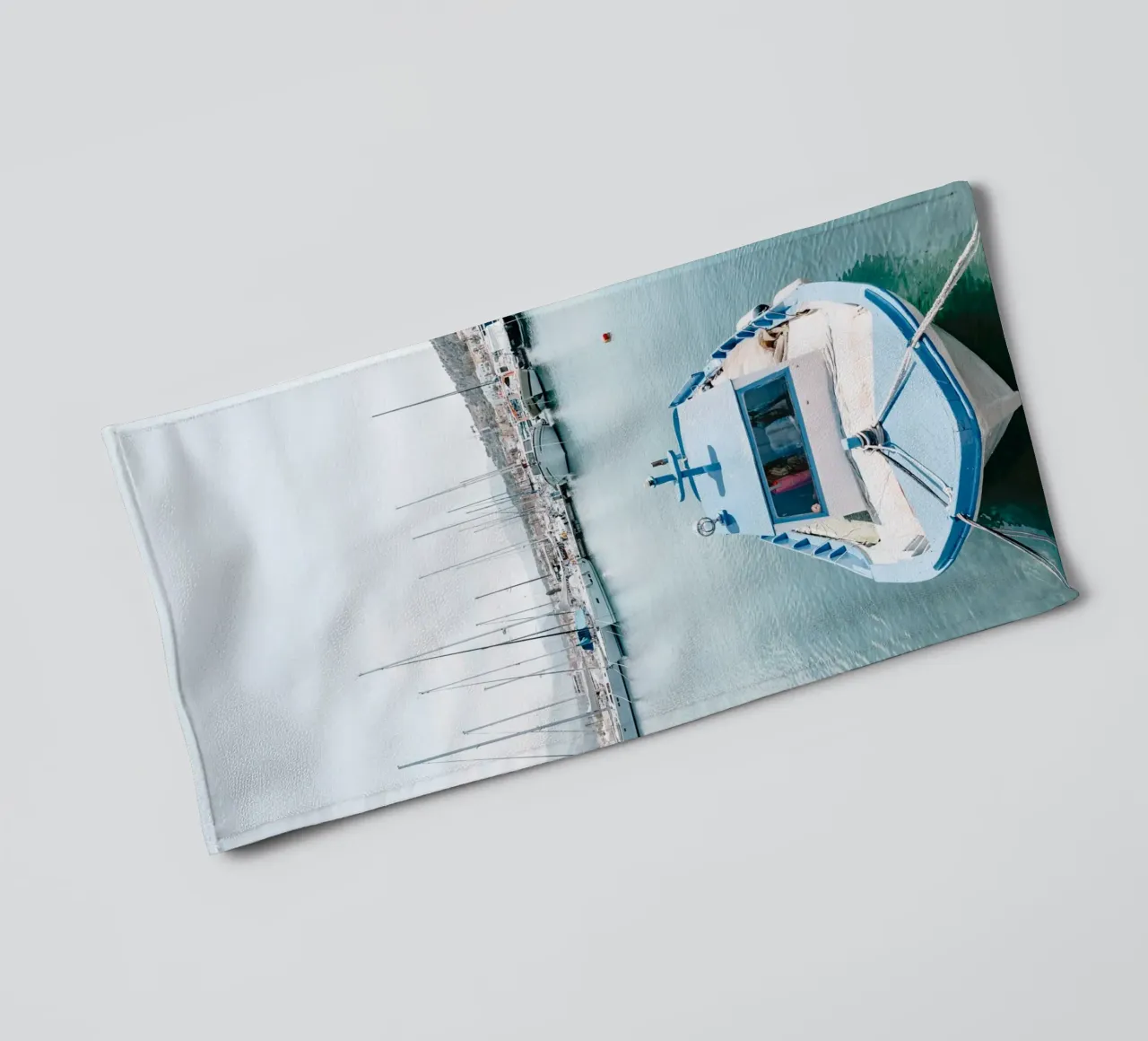 Boat in a port in Sicily asciugamano da bagno da photolovers