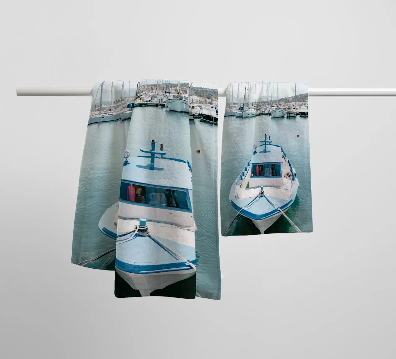 Boat in a port in Sicily asciugamano da bagno da photolovers