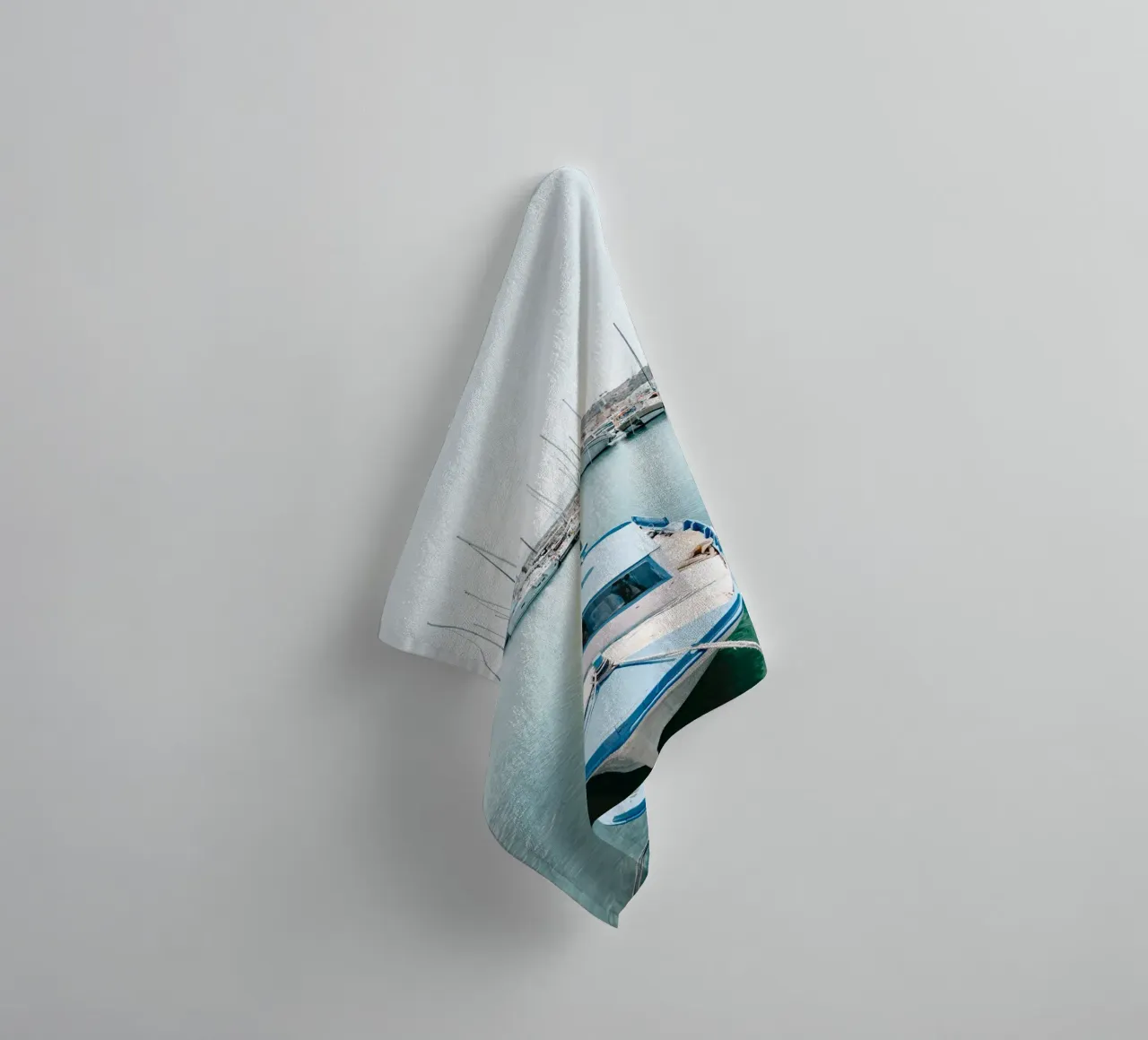 Boat in a port in Sicily asciugamano da bagno da photolovers