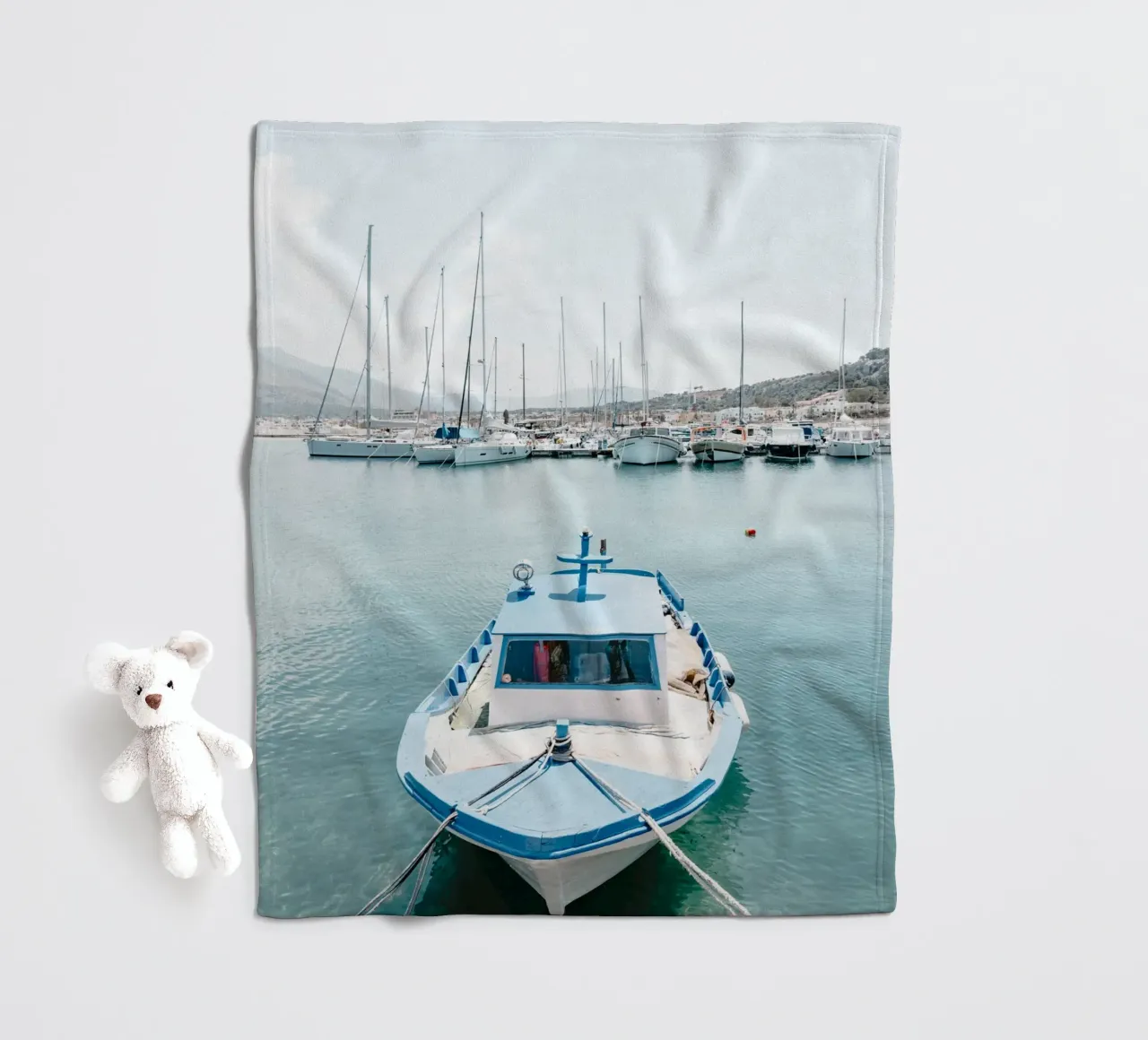 Boat in a port in Sicily coperta in pile da photolovers