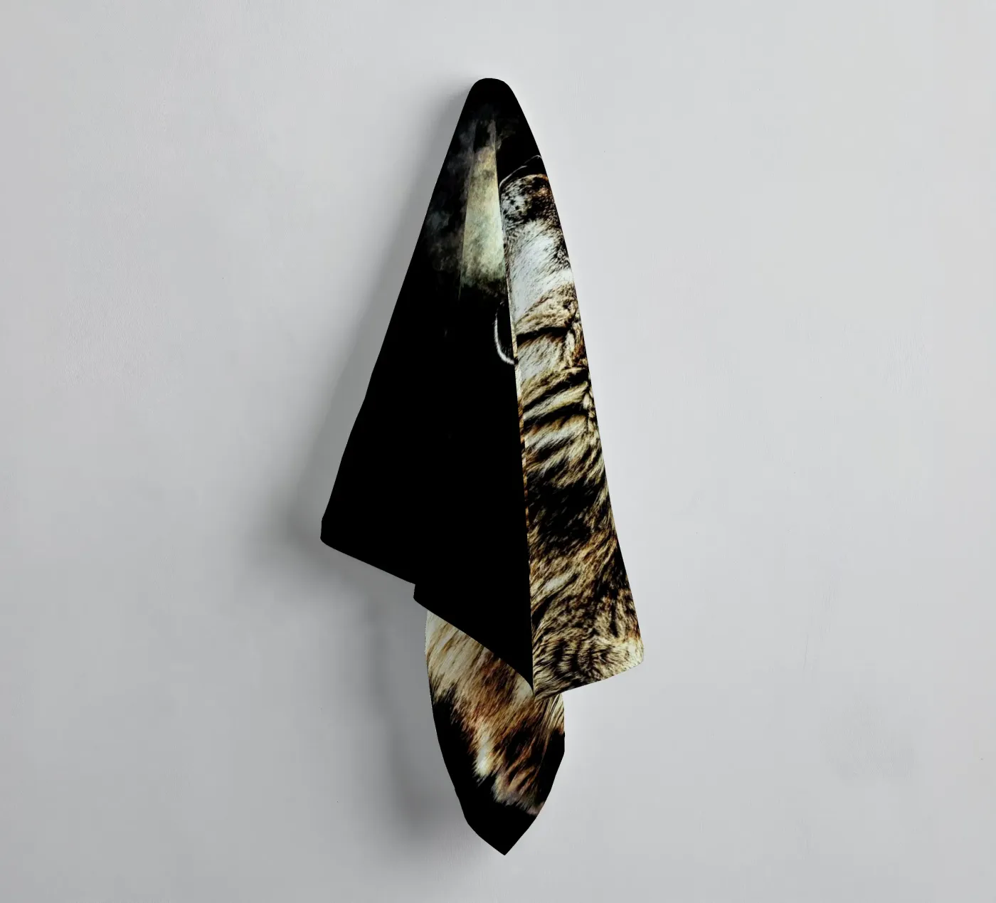 Howling Wolf towel by Wouter Rikken