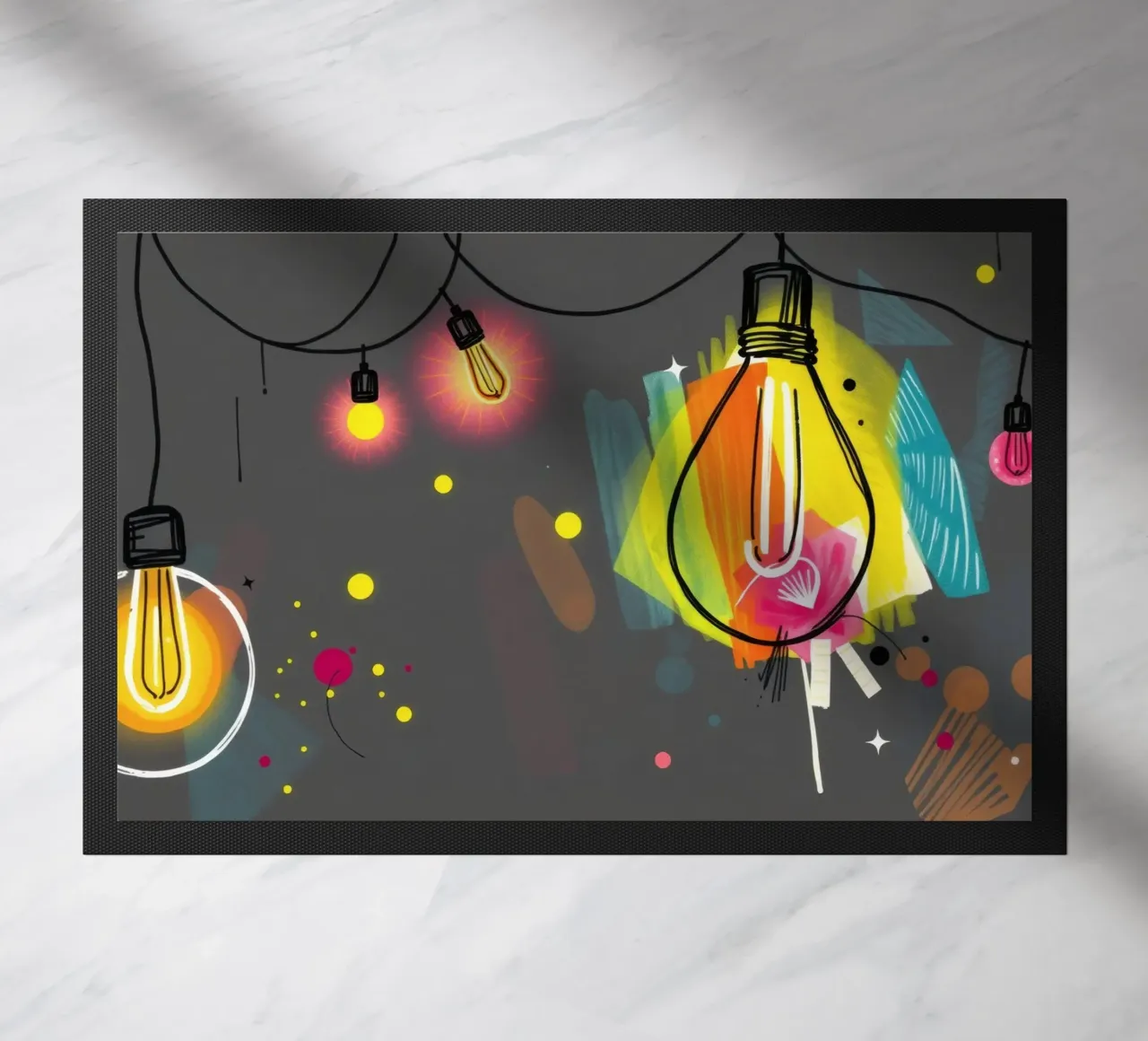 Le luci colorate sospese illuminano una vivace opera d'arte astratta zerbino da DesignDoodle