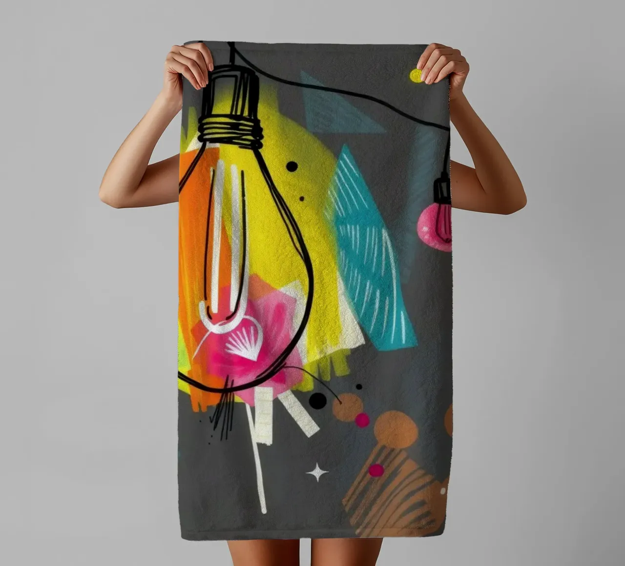 Des lumières colorées suspendues illuminent un art abstrait vibrant. serviette de bain de DesignDoodle