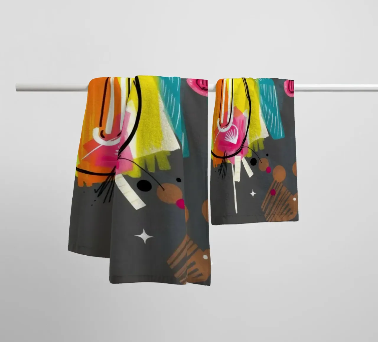 Des lumières colorées suspendues illuminent un art abstrait vibrant. serviette de bain de DesignDoodle
