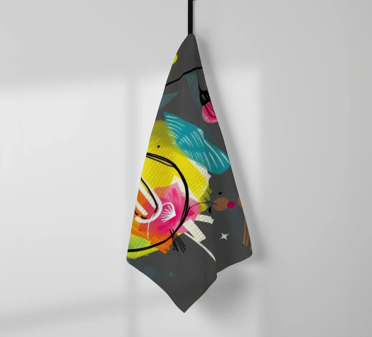 Des lumières colorées suspendues illuminent un art abstrait vibrant. torchon de DesignDoodle