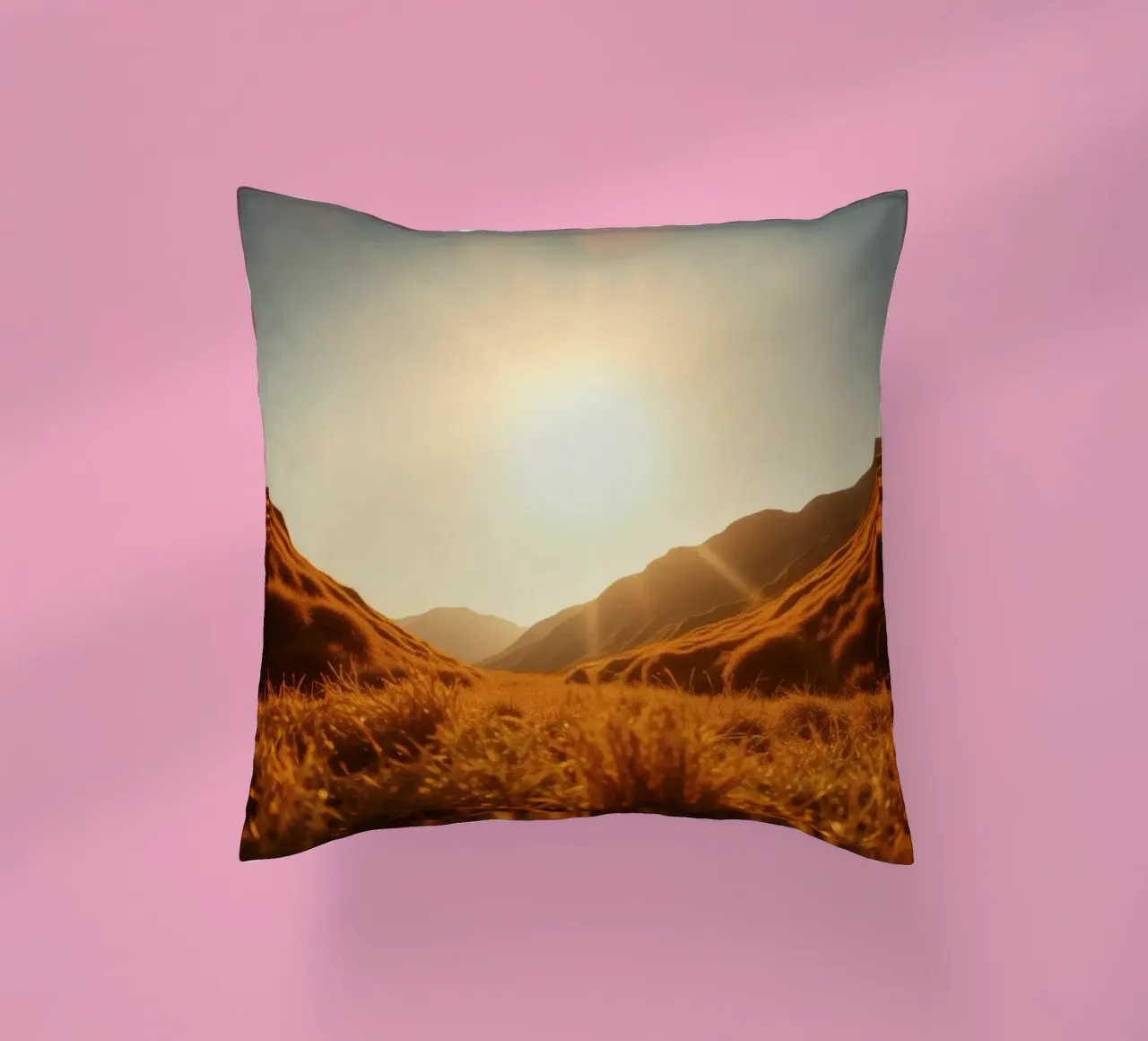 tramonto su una valle tranquilla circondata da montagne maestose cuscino da DesignDoodle