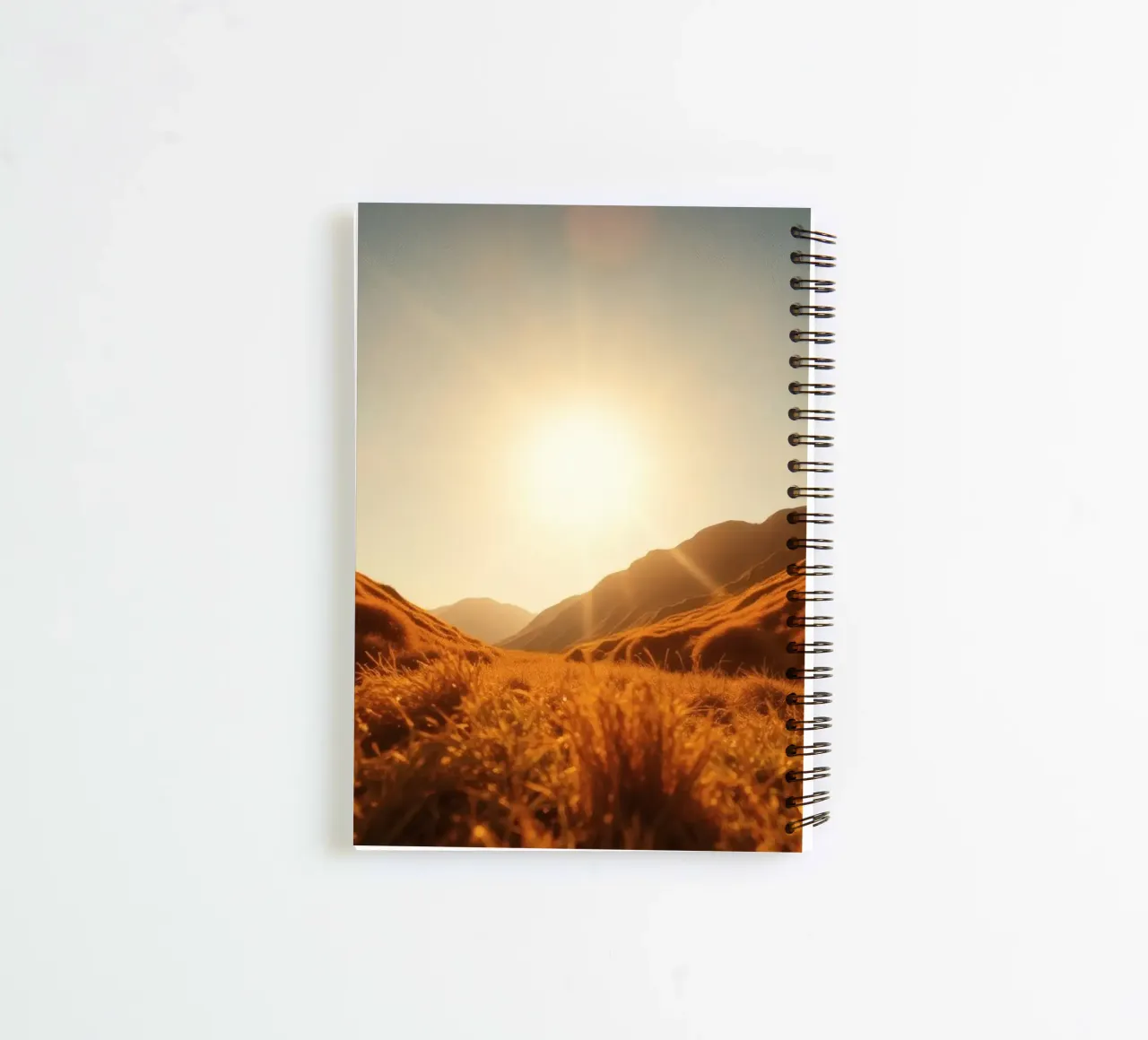 zonsondergang over rustige vallei omringd door majestueuze bergen notitieboek met spiraal van DesignDoodle