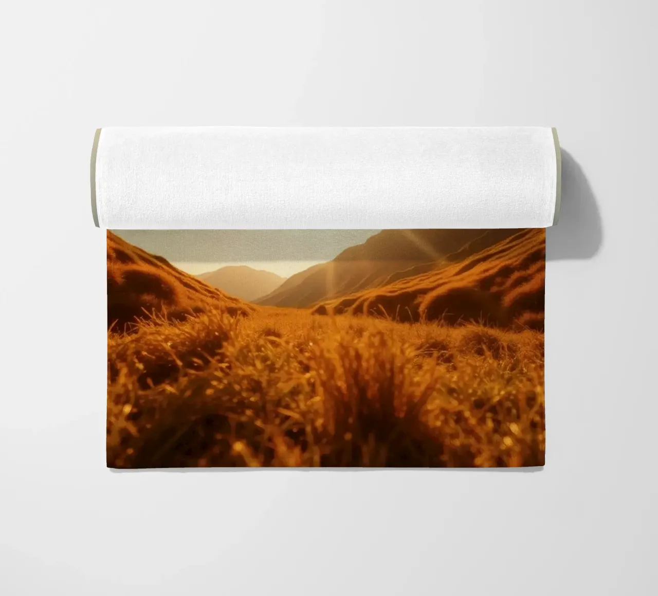 tramonto su una valle tranquilla circondata da montagne maestose telo mare da DesignDoodle