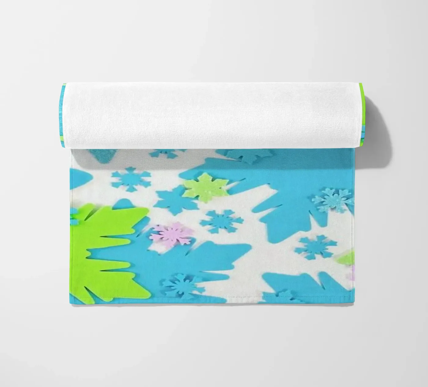 Snowflakes Strandtuch von Juj Winn