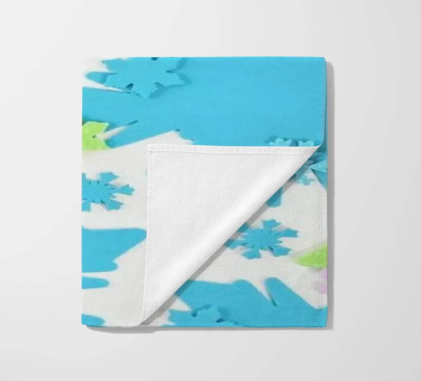 Snowflakes Strandtuch von Juj Winn