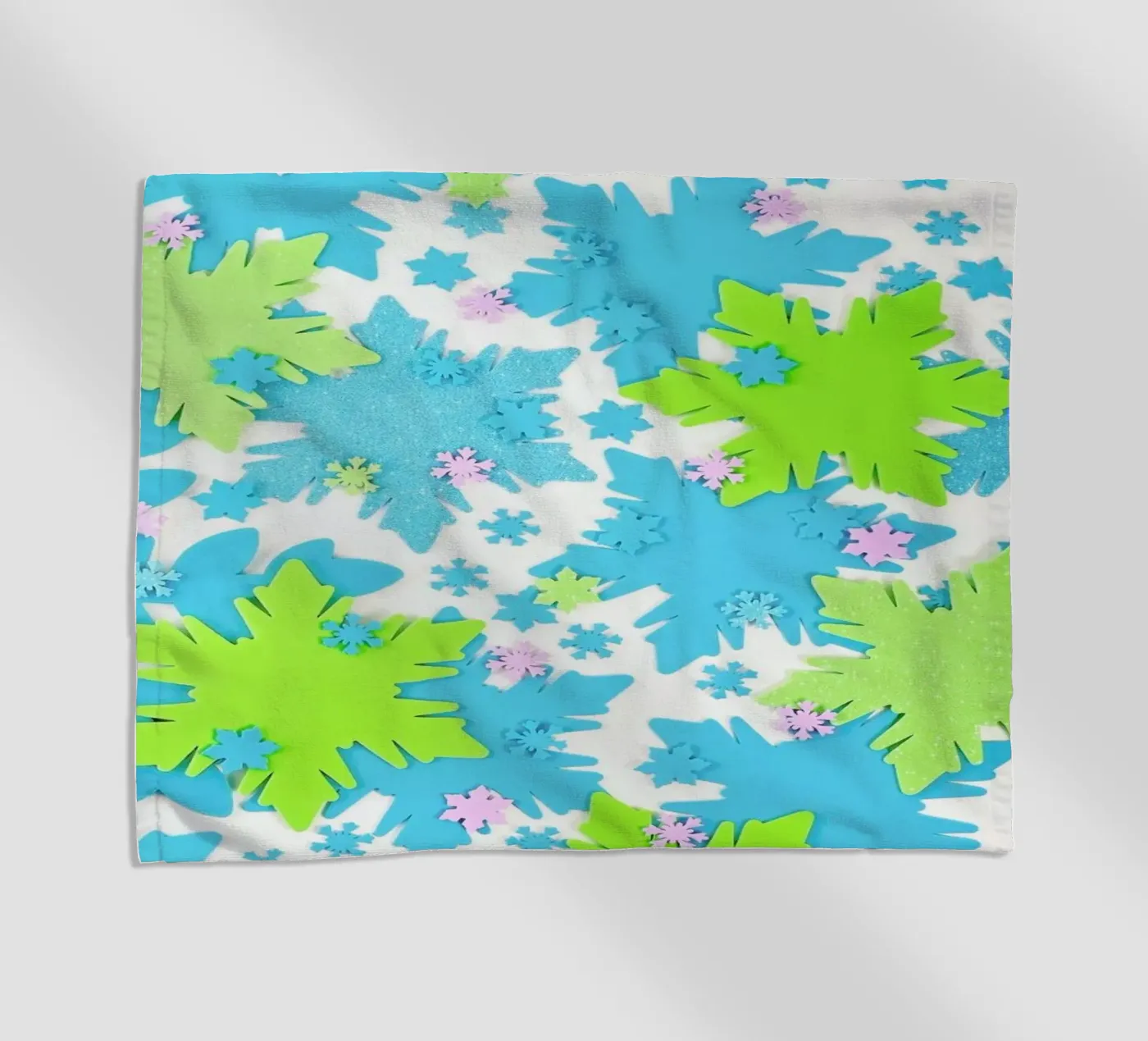 Snowflakes Strandtuch von Juj Winn