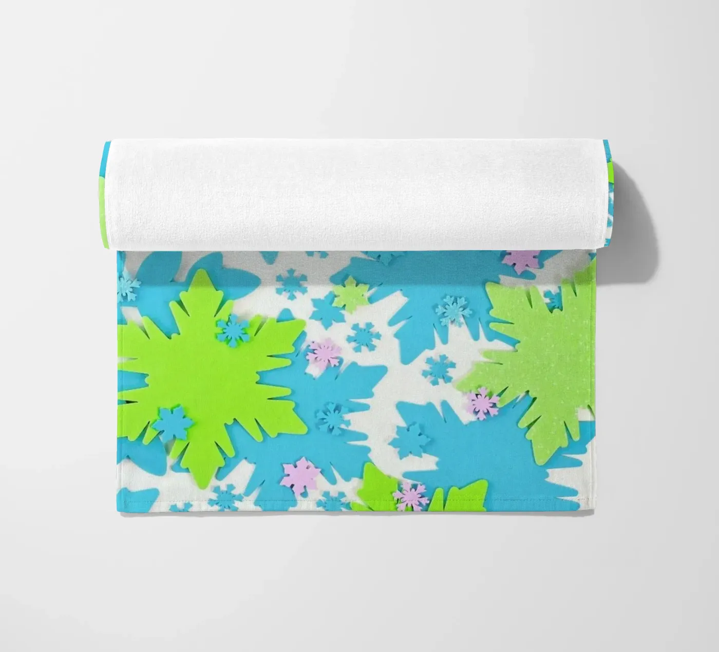 Snowflakes Strandtuch von Juj Winn