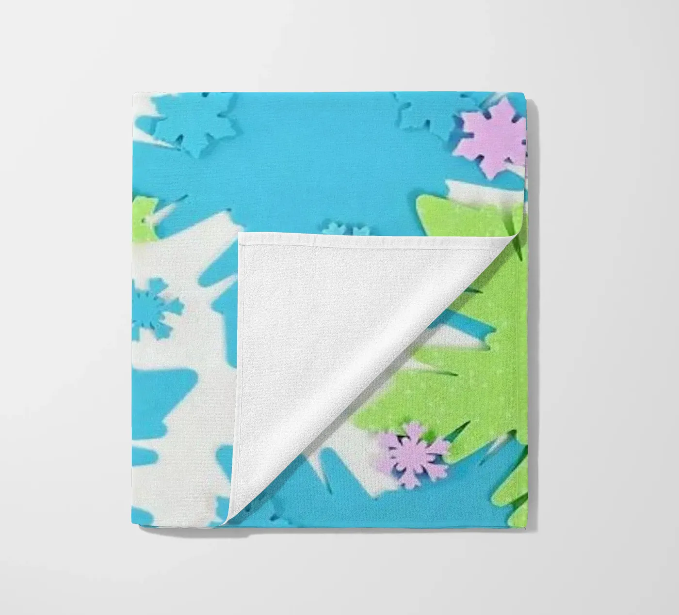 Snowflakes Strandtuch von Juj Winn