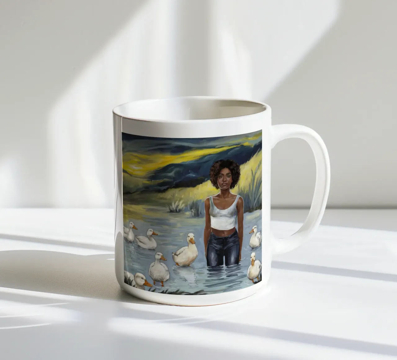 Tranquillo riflesso dell'acqua tazza in ceramica da Ebony Carpenter