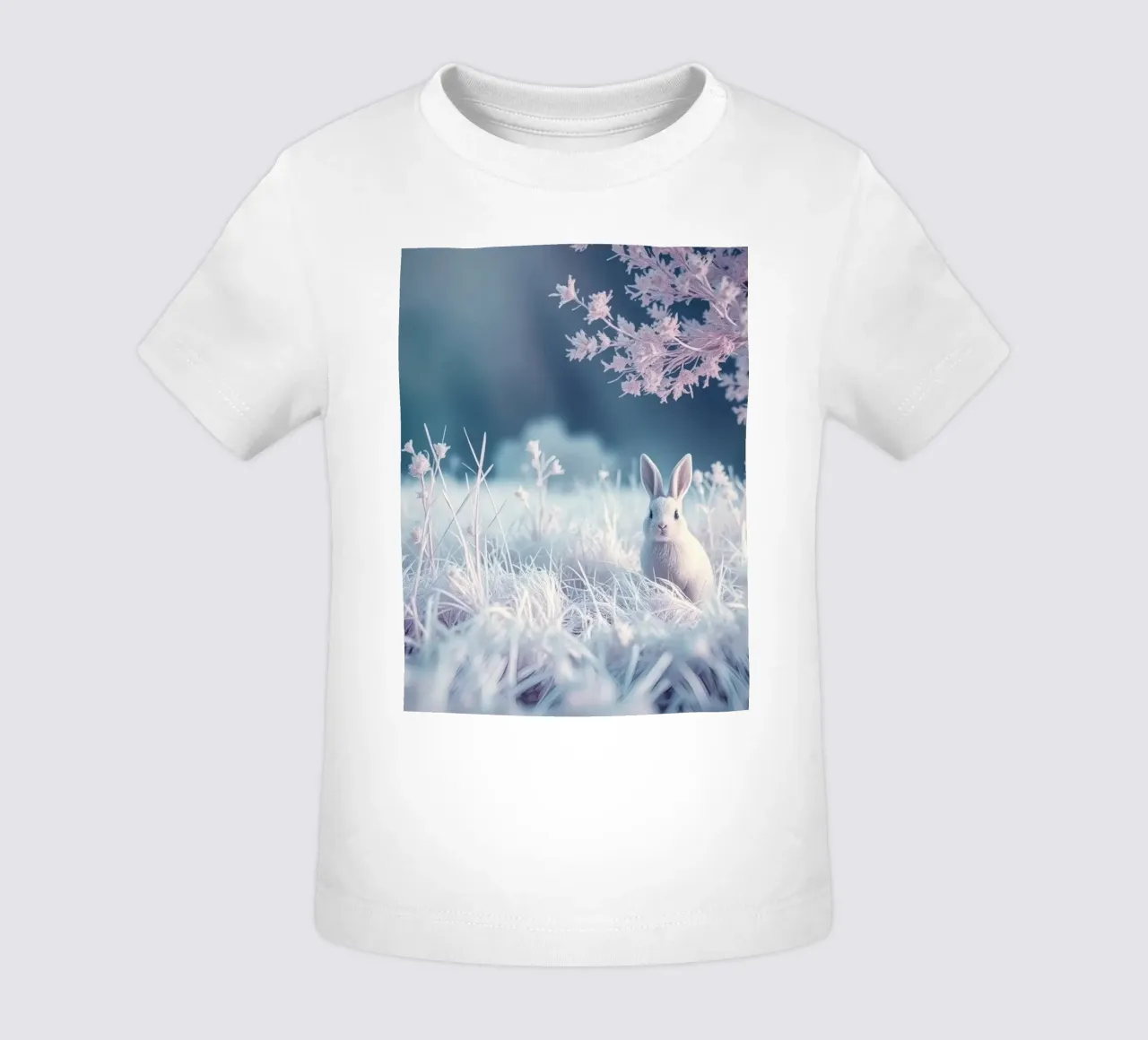 Paesaggio innevato con un coniglio in una foresta mistica maglietta neonato da DesignDoodle