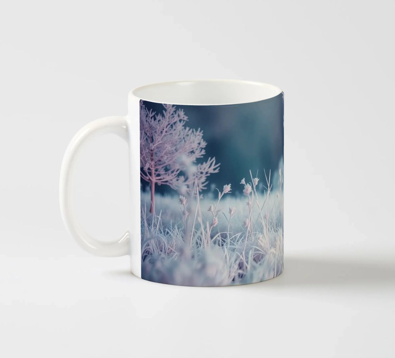 Paesaggio innevato con un coniglio in una foresta mistica tazza in ceramica da DesignDoodle