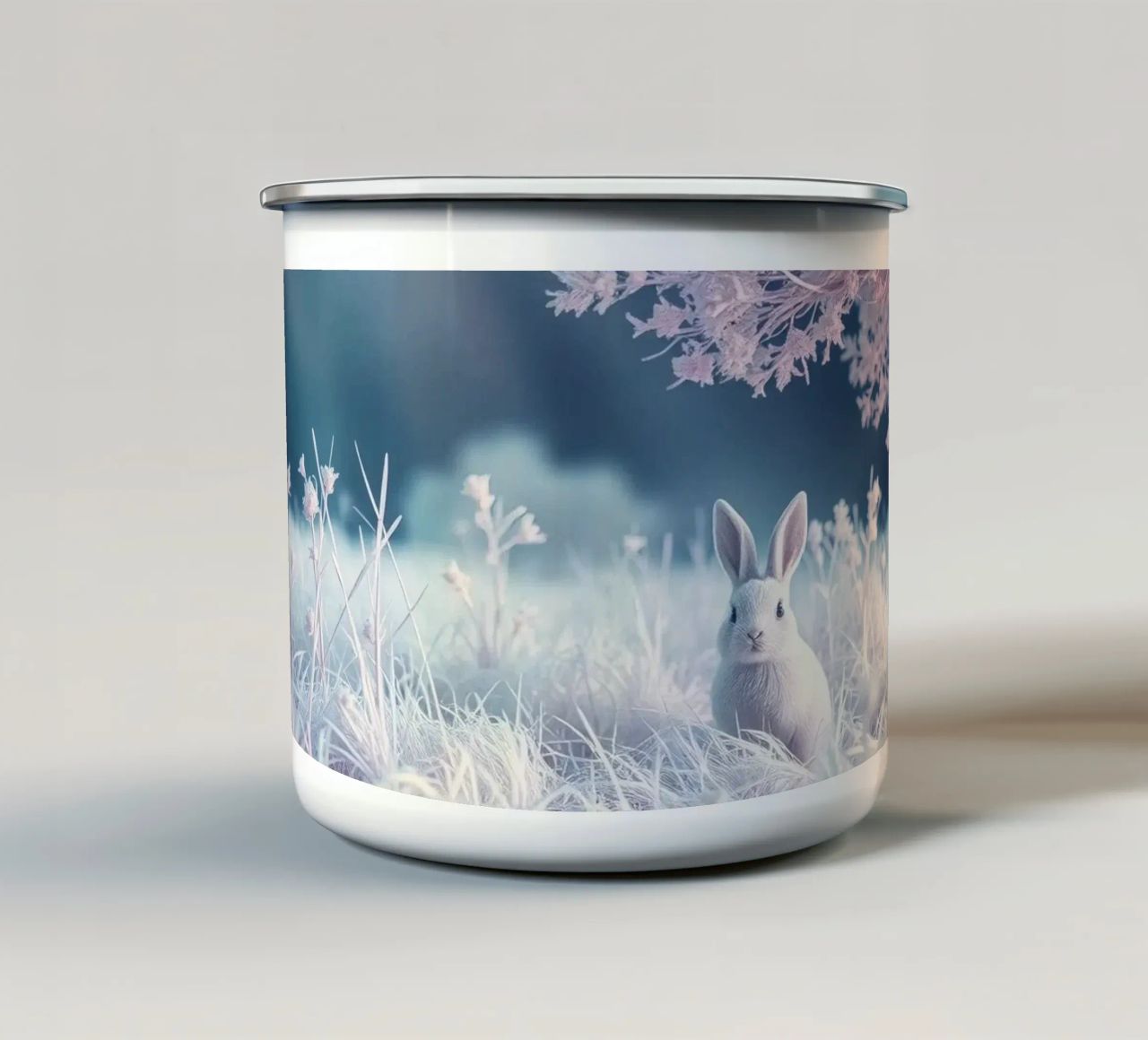 Paesaggio innevato con un coniglio in una foresta mistica tazza in smalto da DesignDoodle
