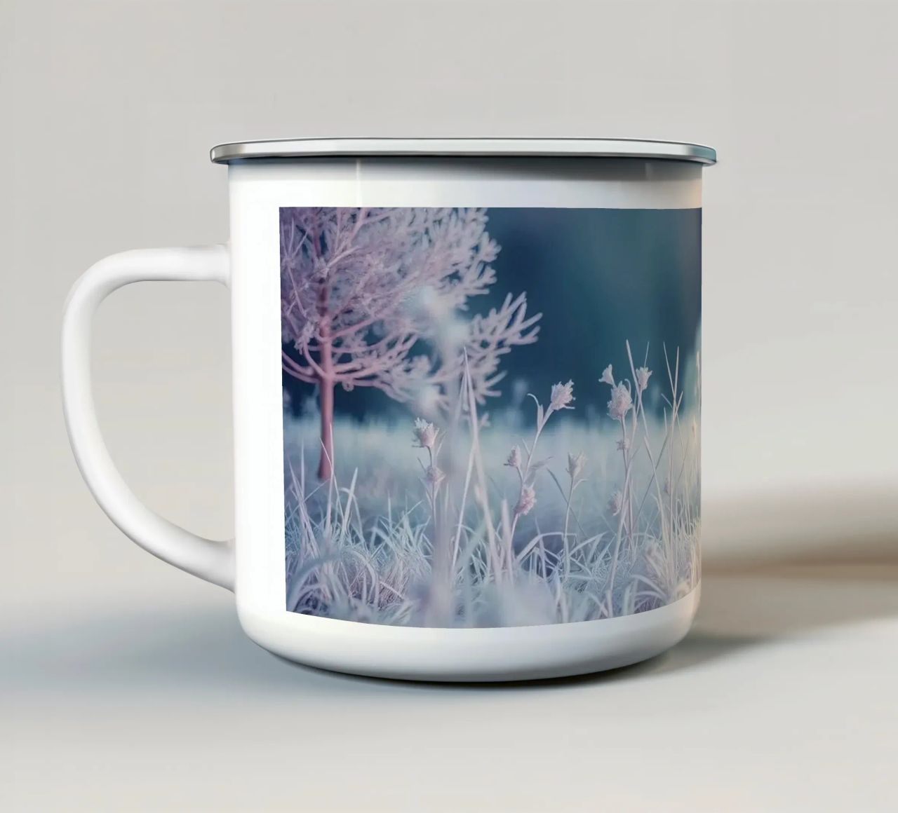 Paesaggio innevato con un coniglio in una foresta mistica tazza in smalto da DesignDoodle