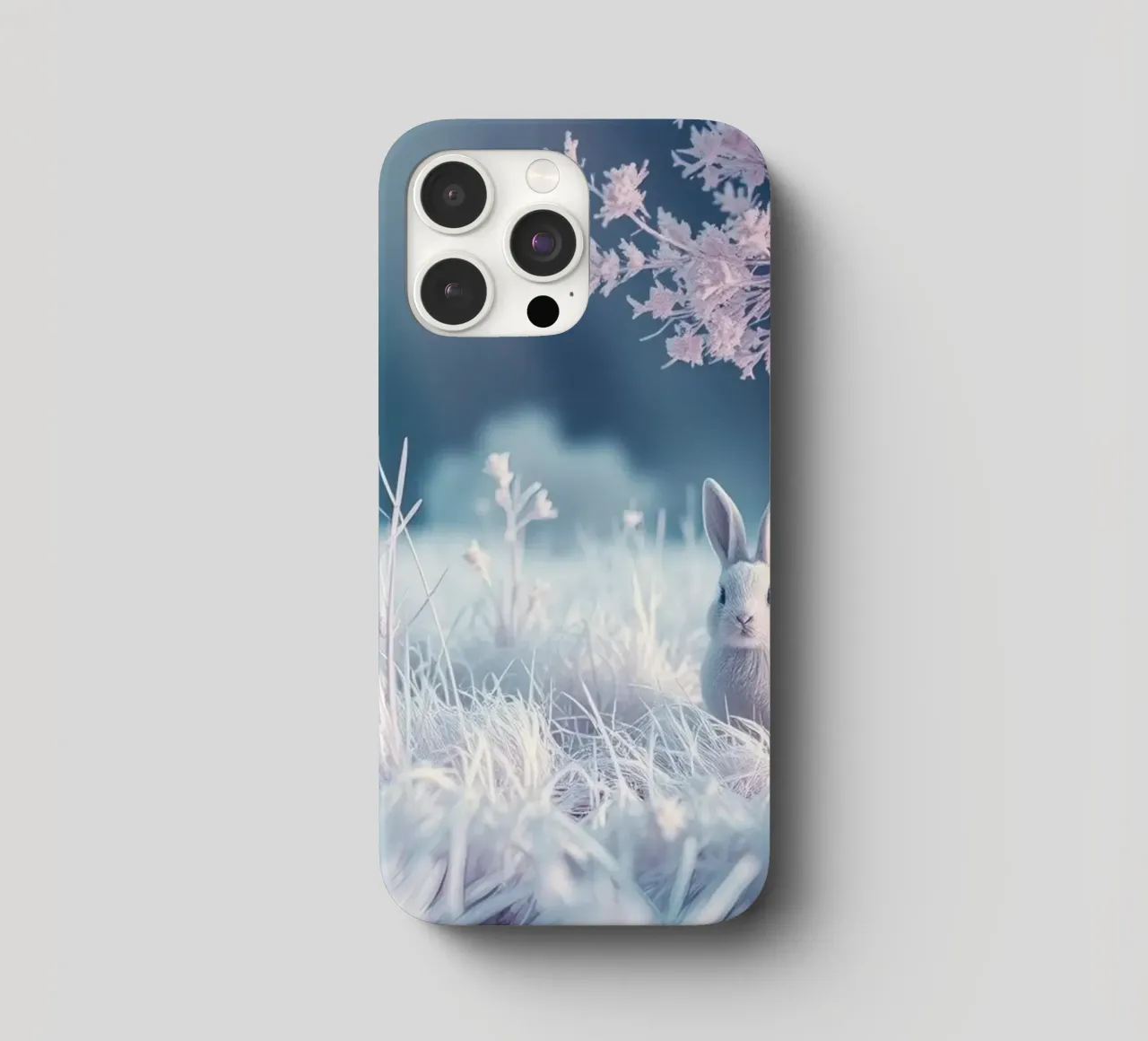 Paesaggio innevato con un coniglio in una foresta mistica cover iphone da DesignDoodle