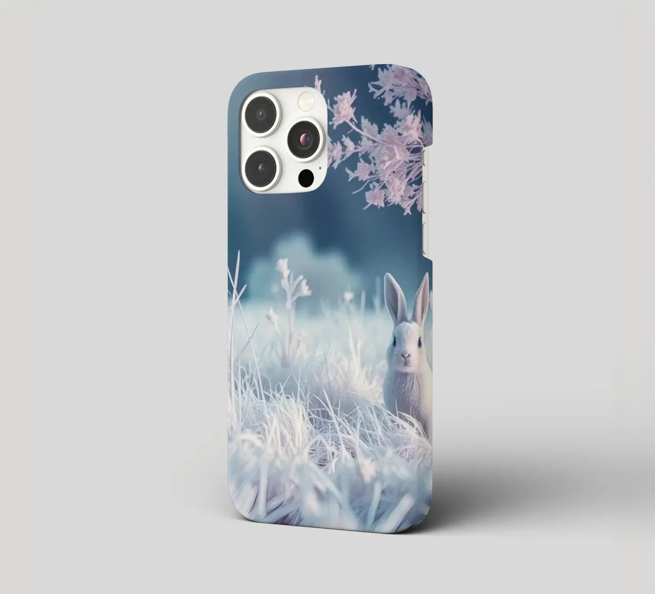 Paesaggio innevato con un coniglio in una foresta mistica cover iphone da DesignDoodle