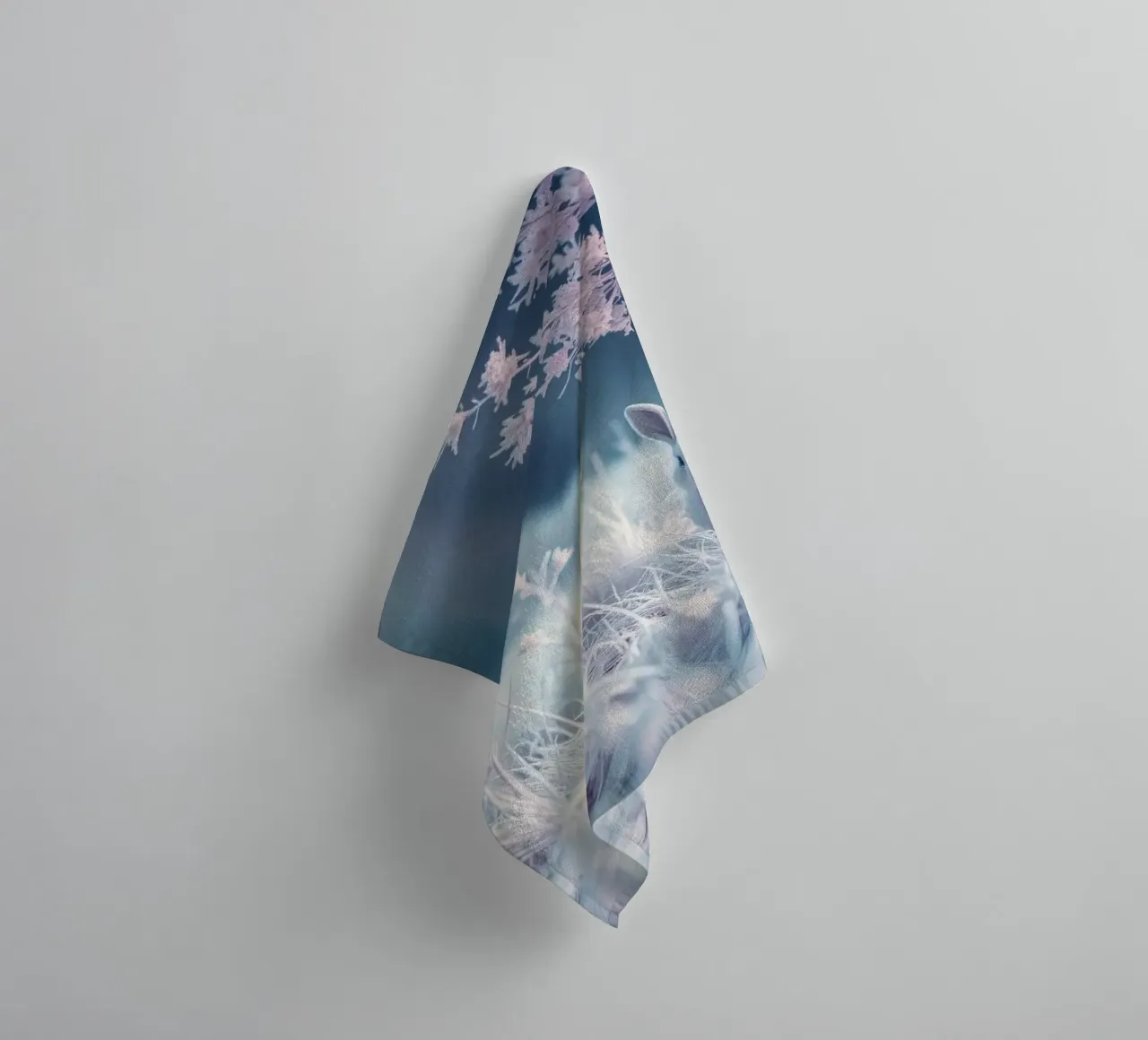 Verschneite Landschaft mit einem Kaninchen in einem mystischen Wald Handtuch von DesignDoodle