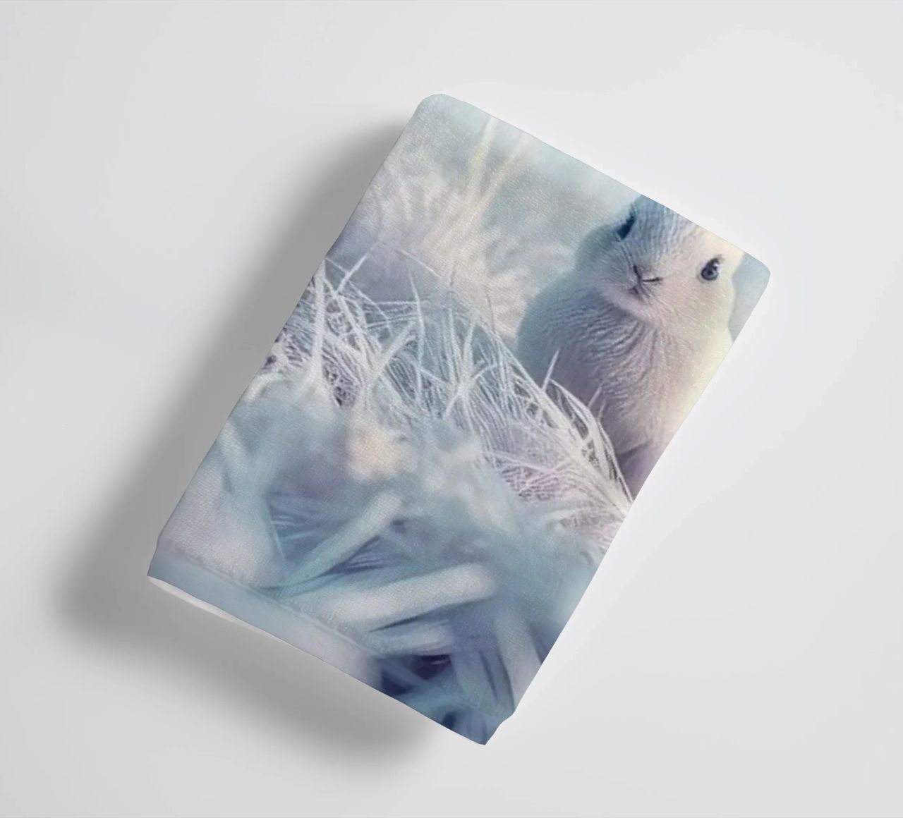 Paesaggio innevato con un coniglio in una foresta mistica asciugamano da bagno da DesignDoodle