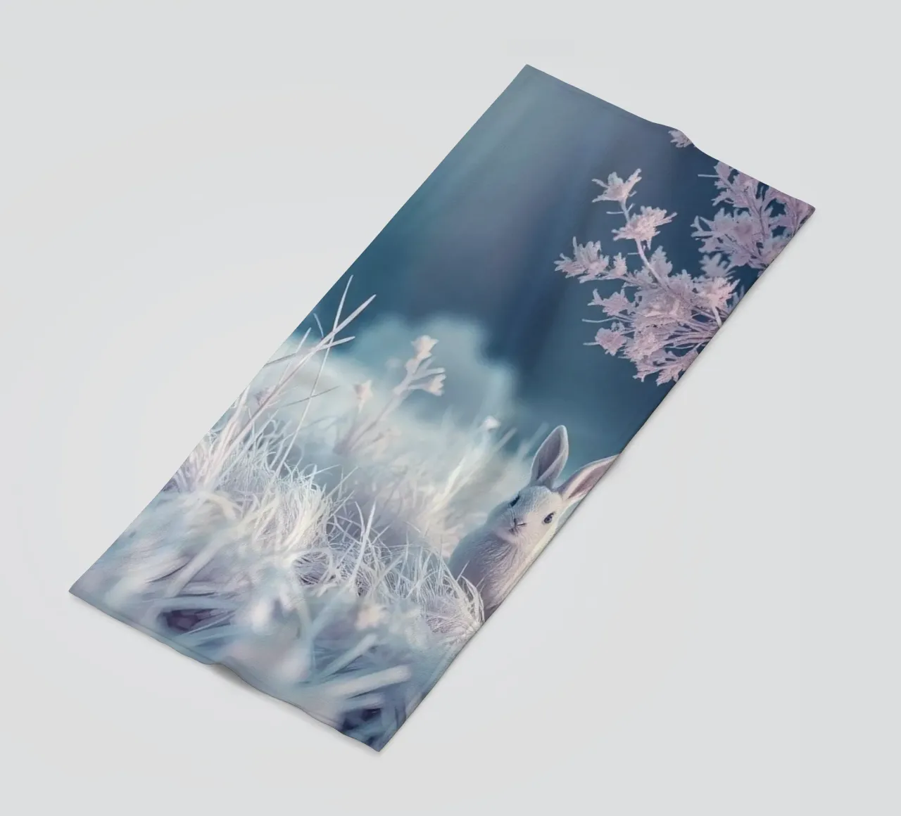 Paesaggio innevato con un coniglio in una foresta mistica telo mare da DesignDoodle