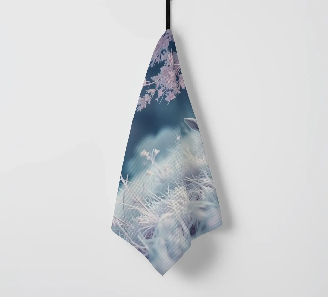 Paesaggio innevato con un coniglio in una foresta mistica canovaccio da cucina da DesignDoodle