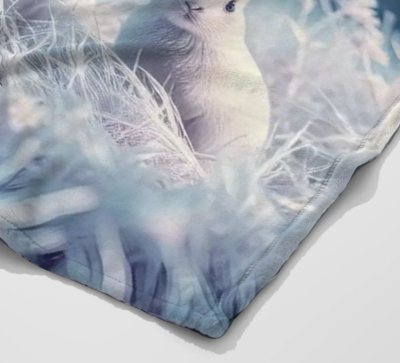 Paesaggio innevato con un coniglio in una foresta mistica coperta in pile da DesignDoodle