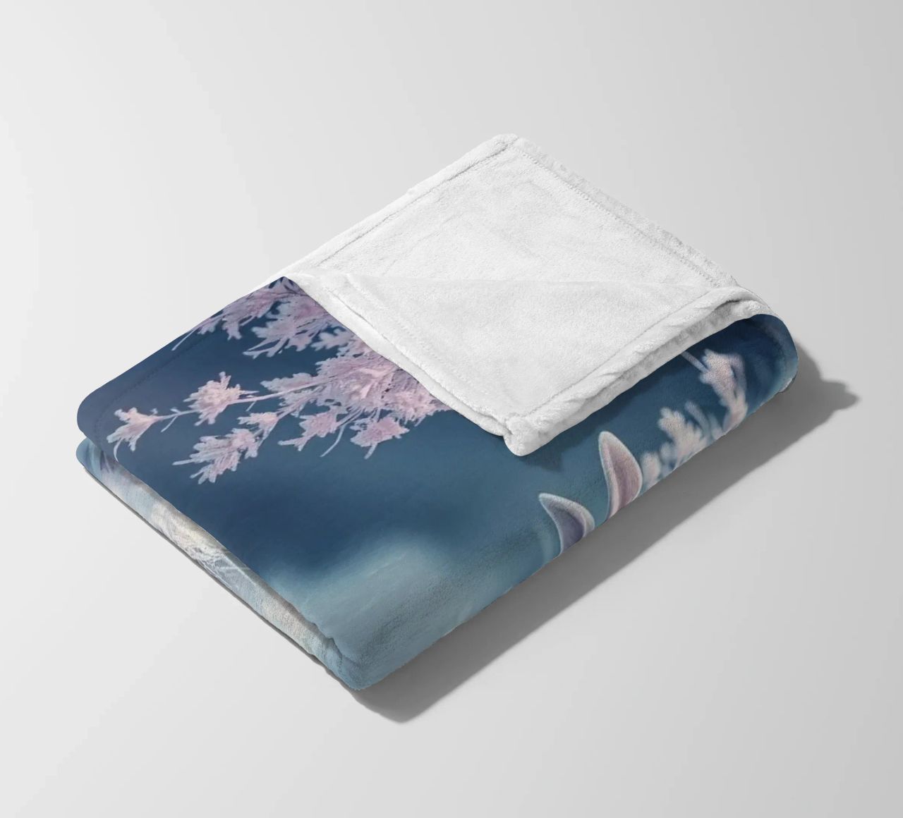 Paesaggio innevato con un coniglio in una foresta mistica coperta in pile da DesignDoodle