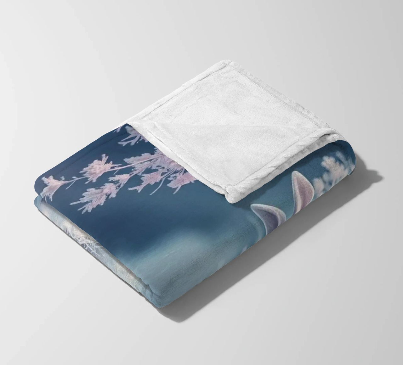 Paesaggio innevato con un coniglio in una foresta mistica coperta in pile da DesignDoodle