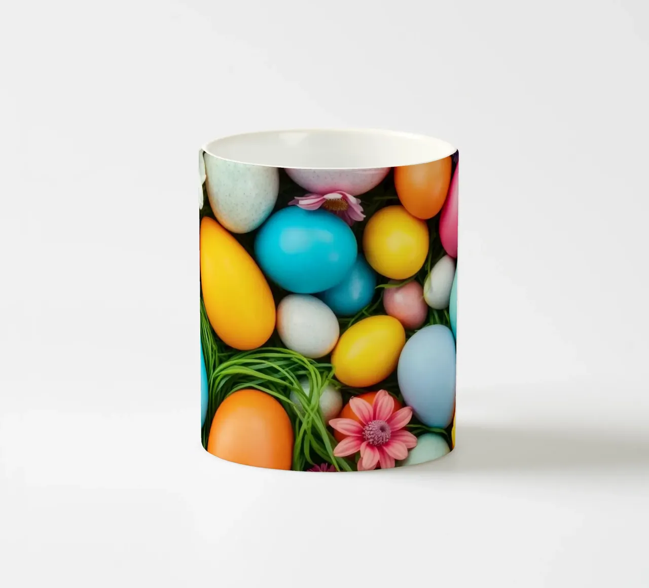 Uova di Pasqua colorate e fiori disposti in una vivace atmosfera primaverile tazza in ceramica da DesignDoodle