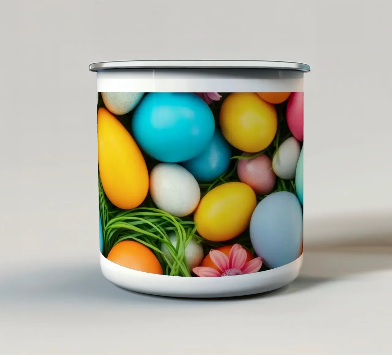 Uova di Pasqua colorate e fiori disposti in una vivace atmosfera primaverile tazza in smalto da DesignDoodle