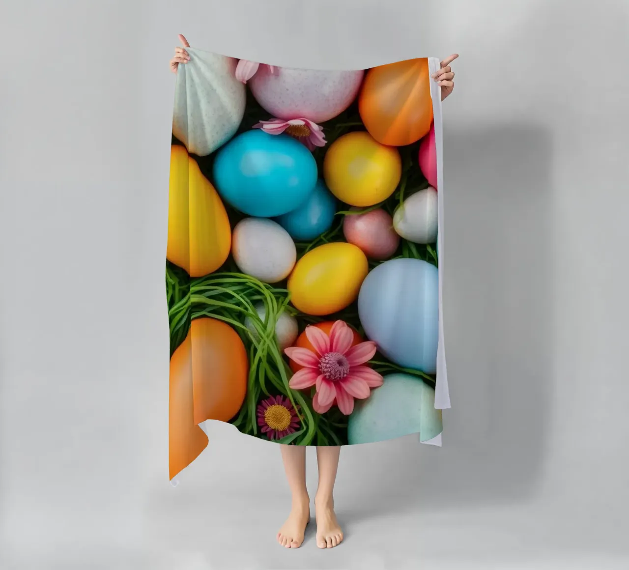 Uova di Pasqua colorate e fiori disposti in una vivace atmosfera primaverile telo mare da DesignDoodle