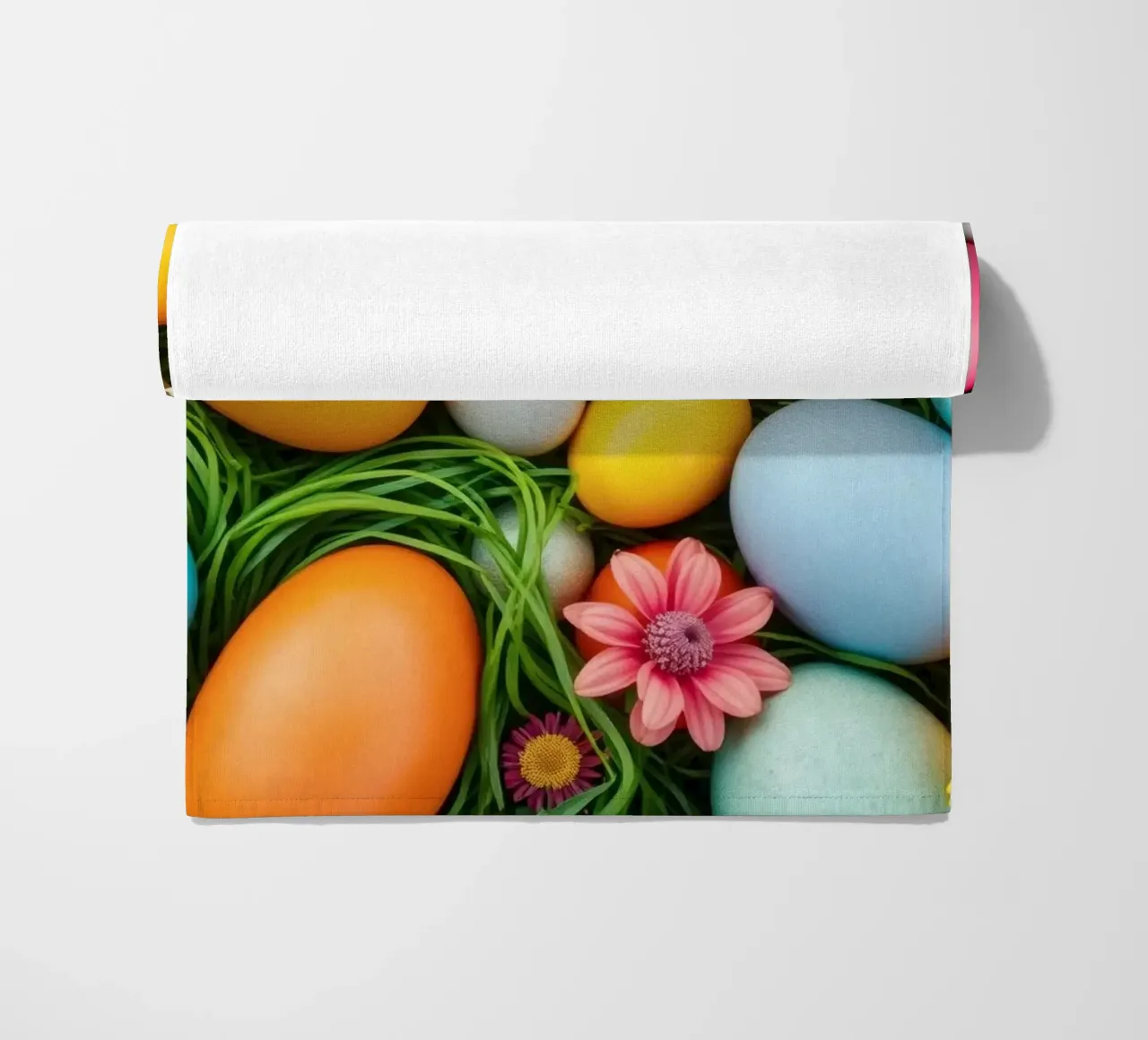 Uova di Pasqua colorate e fiori disposti in una vivace atmosfera primaverile telo mare da DesignDoodle