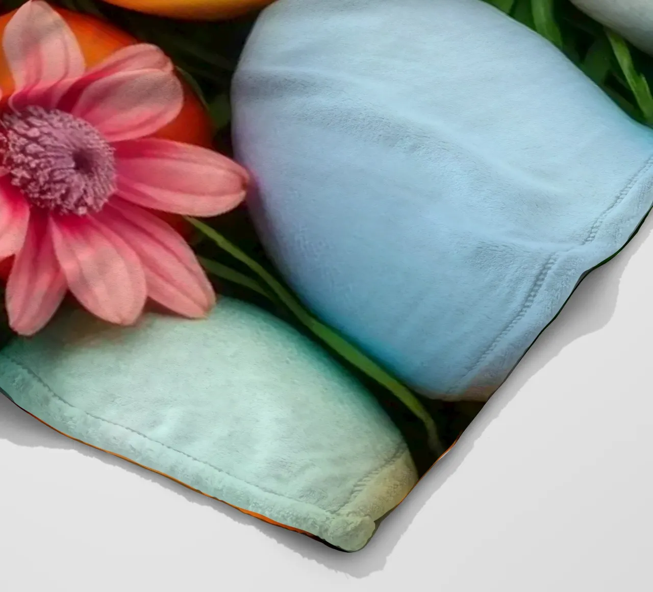 Uova di Pasqua colorate e fiori disposti in una vivace atmosfera primaverile coperta in pile da DesignDoodle