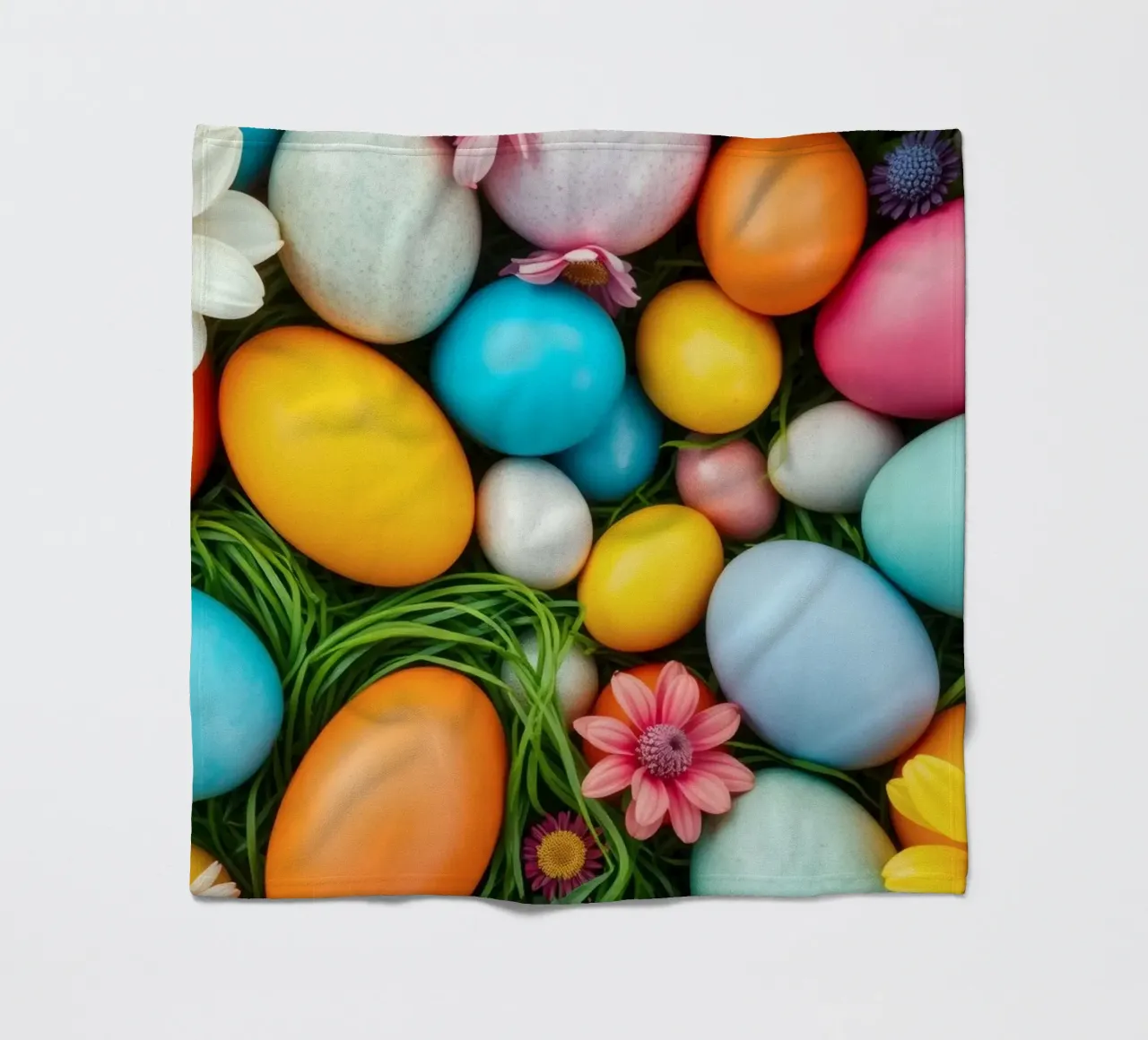 Uova di Pasqua colorate e fiori disposti in una vivace atmosfera primaverile coperta in pile da DesignDoodle